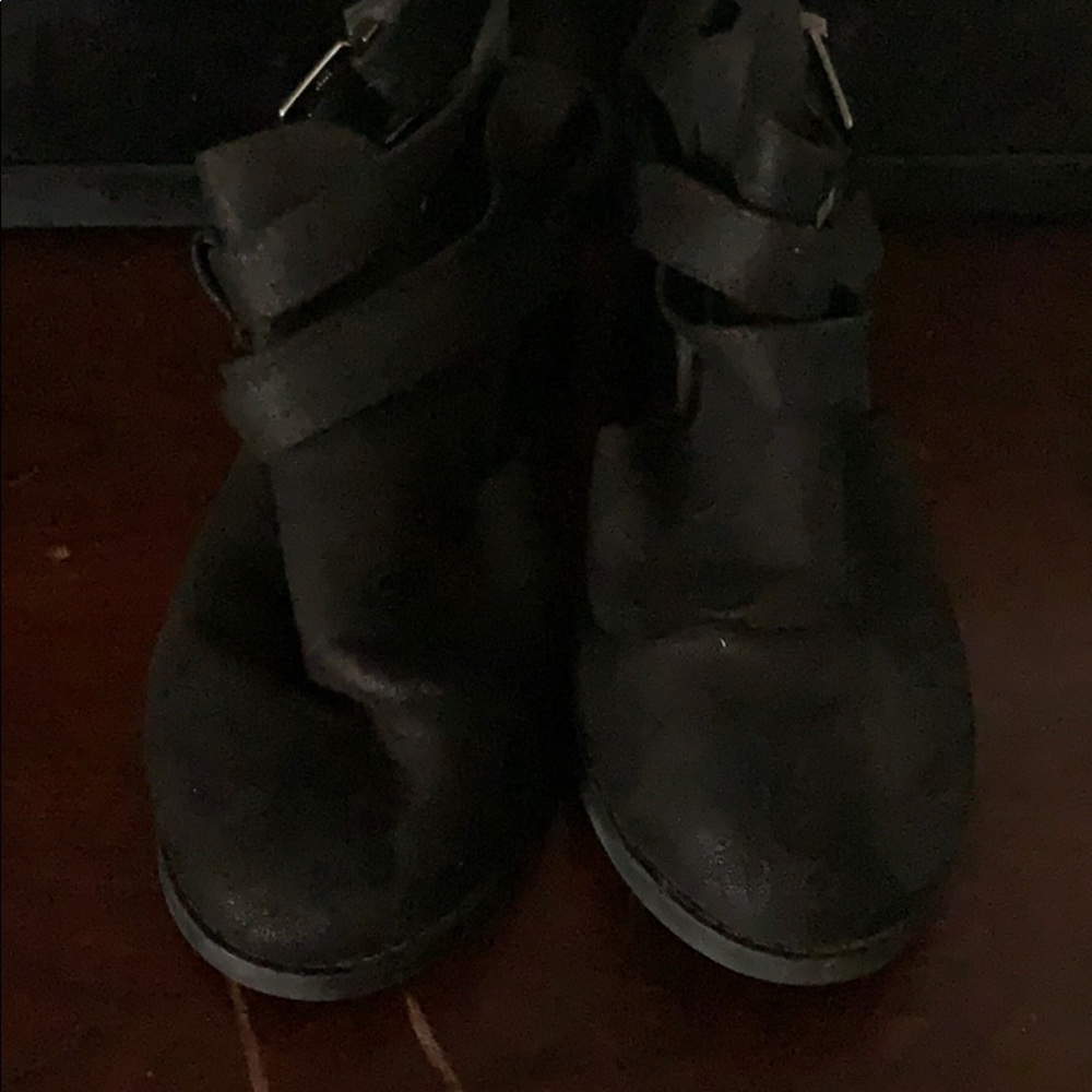 I’m selling these beautiful black boot heels
